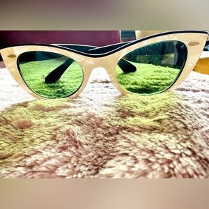 Chic Cat-Eye very VINTAGE RAY BAN B & L Sunglasses with Mother of Pearl 
Frame